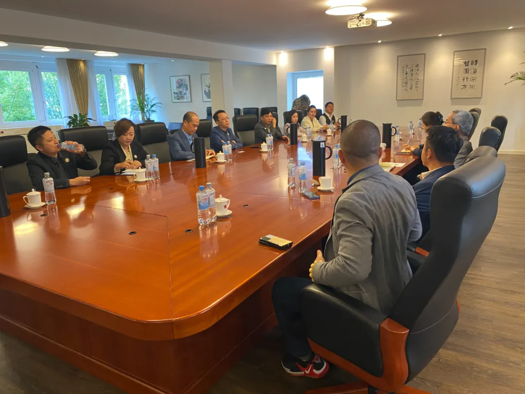 在领事馆内，双方进行了深入而友好的会谈