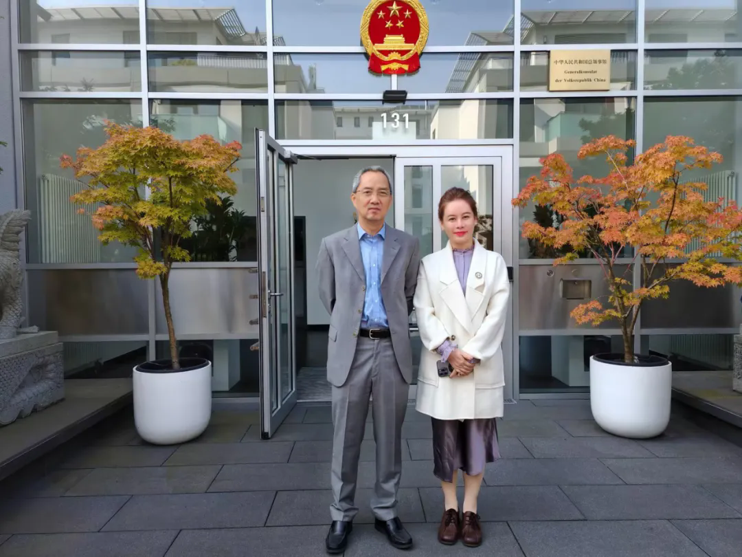 领事夏阳先生和黄思嫚女士合照留念