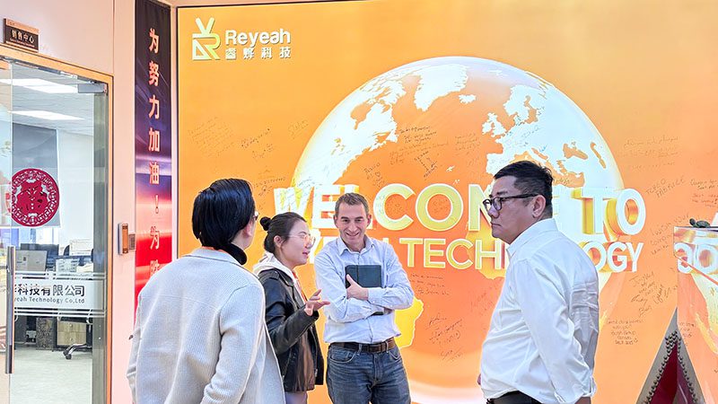 Nayax首席商务官兼首席运营官Oren Tepper先生在Reyeah签名墙上留言