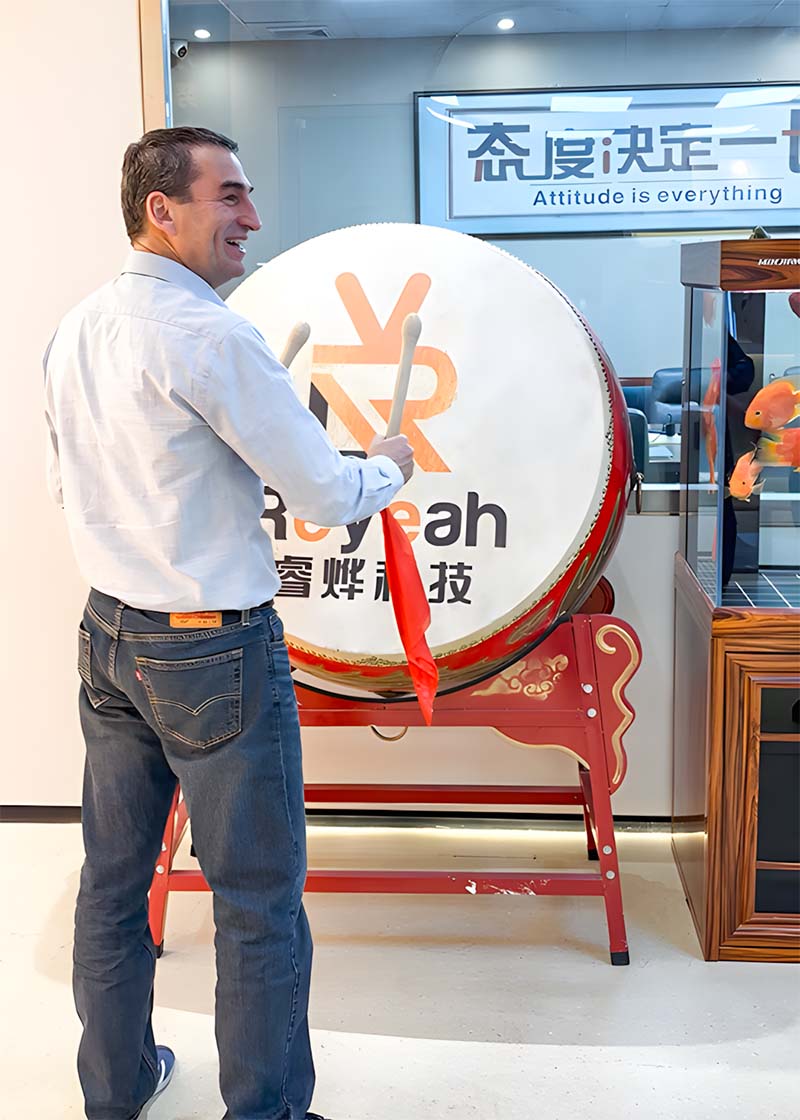 Oren Tepper先生参与了中国传统的“击鼓”仪式