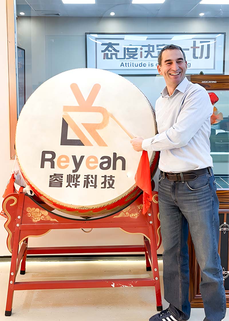 Oren Tepper先生参与了中国传统的“击鼓”仪式